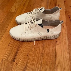Women’s white leather Fabiola sneakers. Made in Spain
